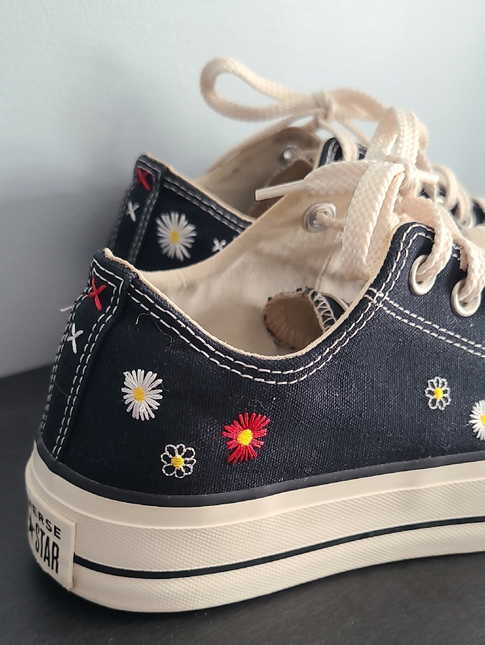 Converse Chuck Taylor All Star Lift Low Daisy Embroidery Black Size 8.5 567994C - Picture 2 of 12